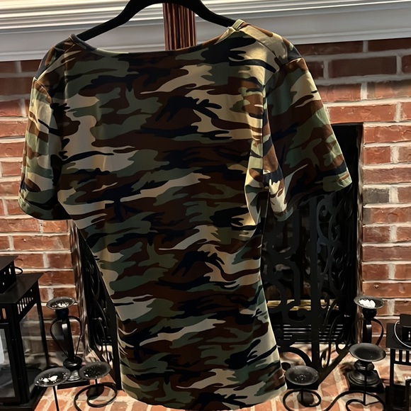 SOLD🔥No Brand Tag!Soft stretchy Camo Top. Wears like a Medium. - Picture 3 of 4
